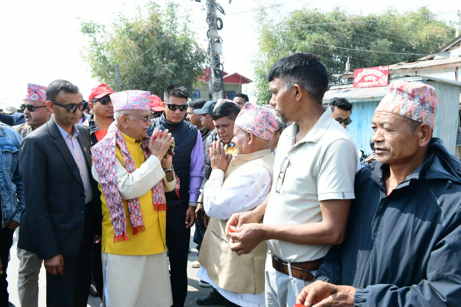   अध्यक्ष ओलीले आज दमक र गौरीगञ्जका १३ वटा टोलका मतदाता भेट्दै