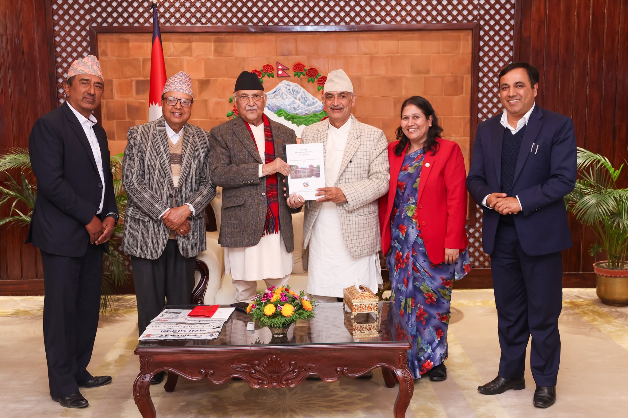 संस्कृत विश्वविद्यालयको जग्गा खोजबिन समितिद्वारा प्रधानमन्त्रीलाई प्रतिवेदन हस्तान्तरण