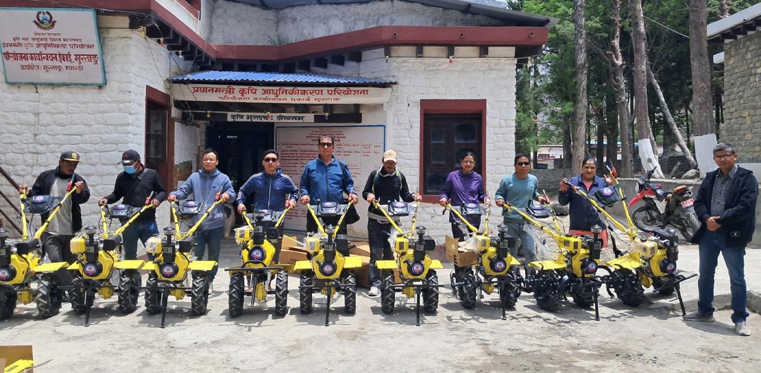 मुस्ताङका किसानलाई कृषि उपकरण हस्तान्तरण