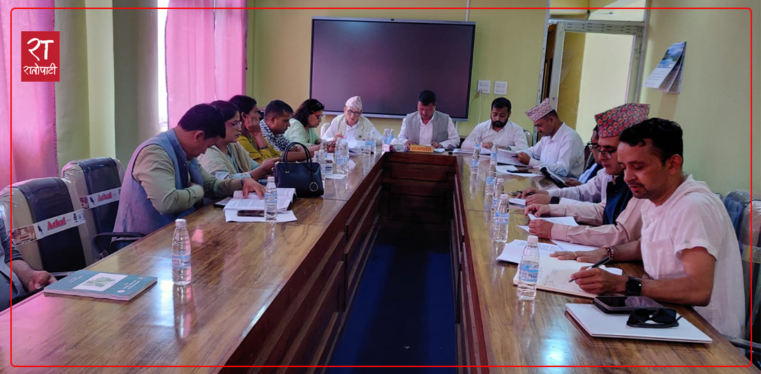 कोशीका खानेपानी सचिवले ‘मैले हात उठाएँ’ भनेपछि सांसदले भने– झोला बोकेर जानु