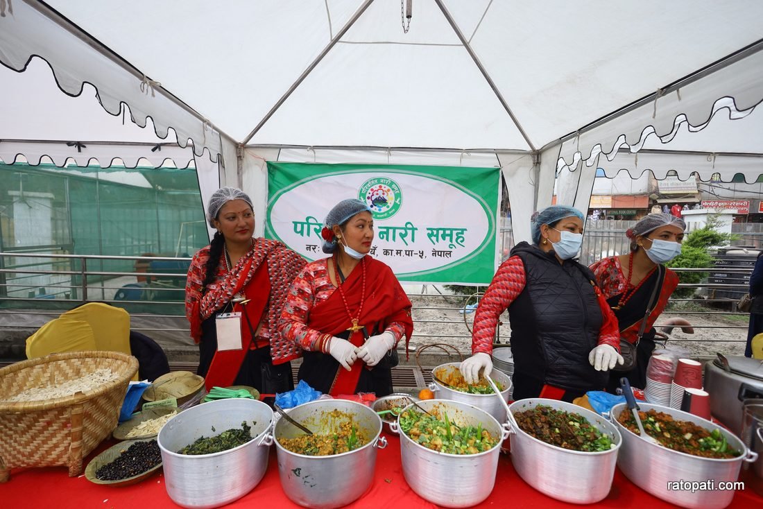 तस्बिरमा हेर्नुहोस् काठमाडौँ महानगरको परम्परागत खाद्य मेला