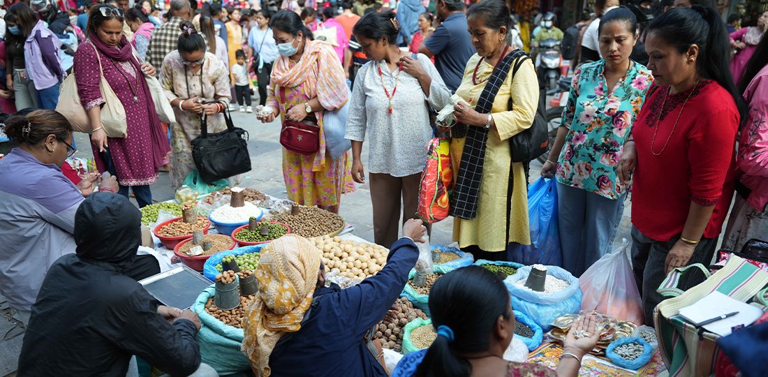   तिहार लागेसँगै काठमाडौँका मुख्य बजार र पसलहरूमा भिड, तस्बिहरू