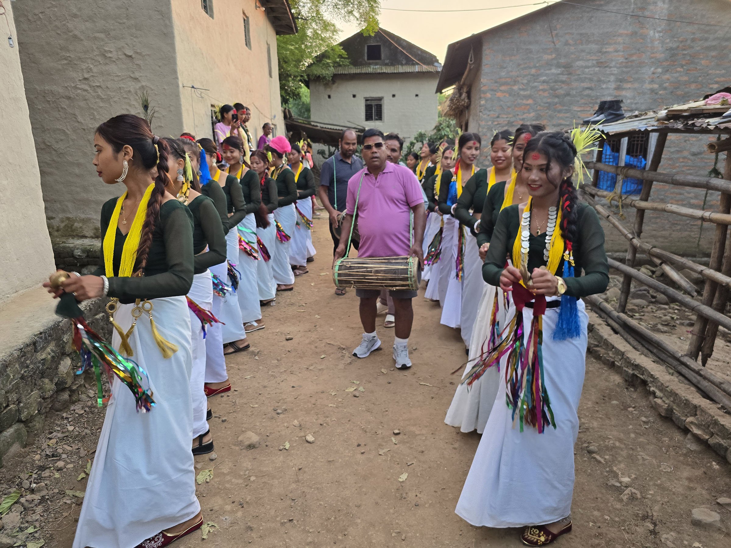 थारु बस्तीमा ‘सखिया नाच’को रौनक