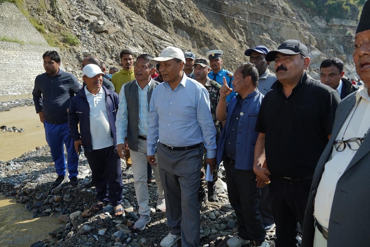   क्षतिग्रस्त बीपी राजमार्गको निरीक्षणमा मन्त्री घिसिङ, शनिबारसम्म सञ्चालन गर्न निर्देशन