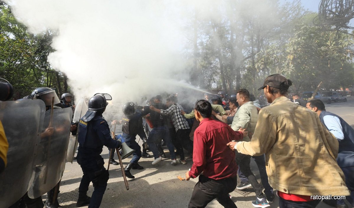 कुलमानलाई हटाएको विरोधमा ऊर्जामन्त्रीको पुत्ला दहन (तस्बिरहरू)