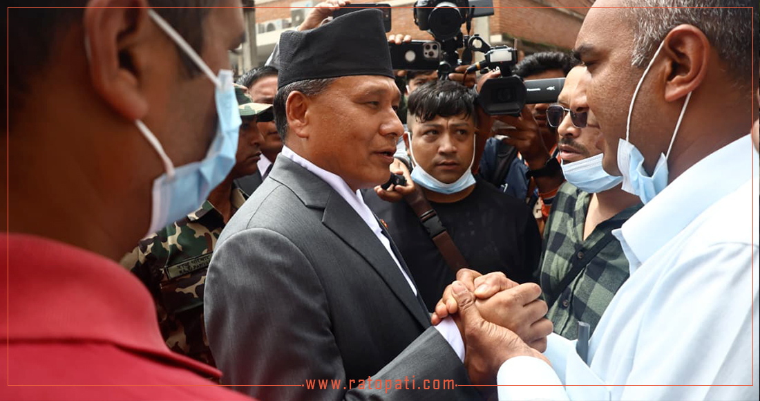 पदभार ग्रहणअघि मृतकका परिवार भेट्न शिक्षण अस्पताल पुगे कुलमान, तस्बिरहरू