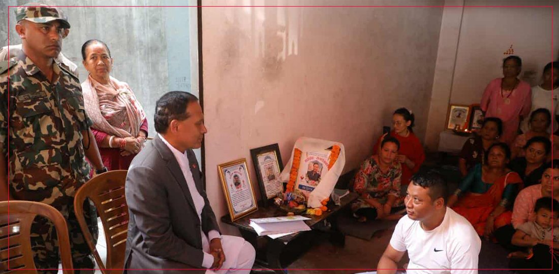 शपथपछि सहिद परिवारको घरमा पुगे ऊर्जामन्त्री