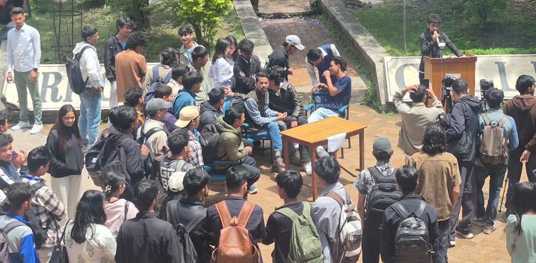 शिक्षामन्त्री नआएपछि विद्यार्थीहरूले गरे खाली कुर्सीसँग प्रश्न