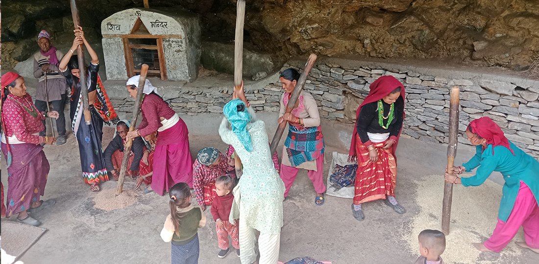 हराउँदै धान कुट्ने ओखल