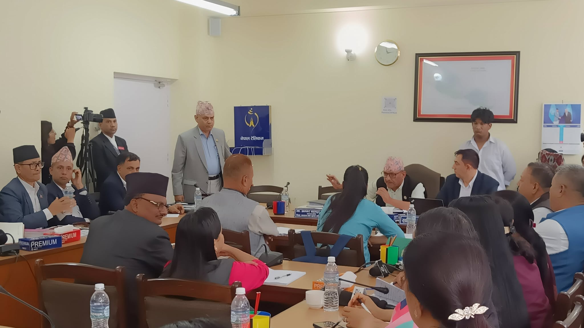   ...अनि भयाे संसद्को शिक्षा समिति बैठकमा लफडा