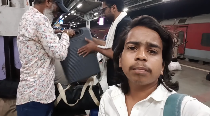 पारिश्रमिक माग्दा ‘लापता लेडिज’का अभिनेतालाई निर्देशकले पिटेको दाबी