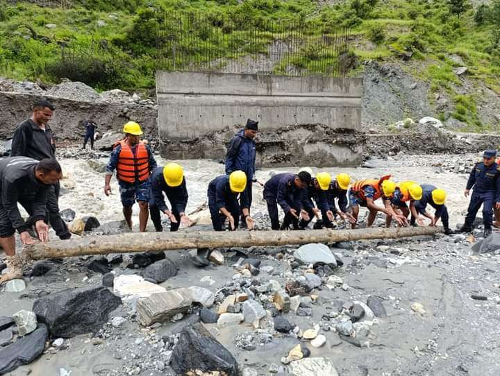 ८ जना तीर्थयात्री बगाएको खोलामा अस्थायी लाप्का