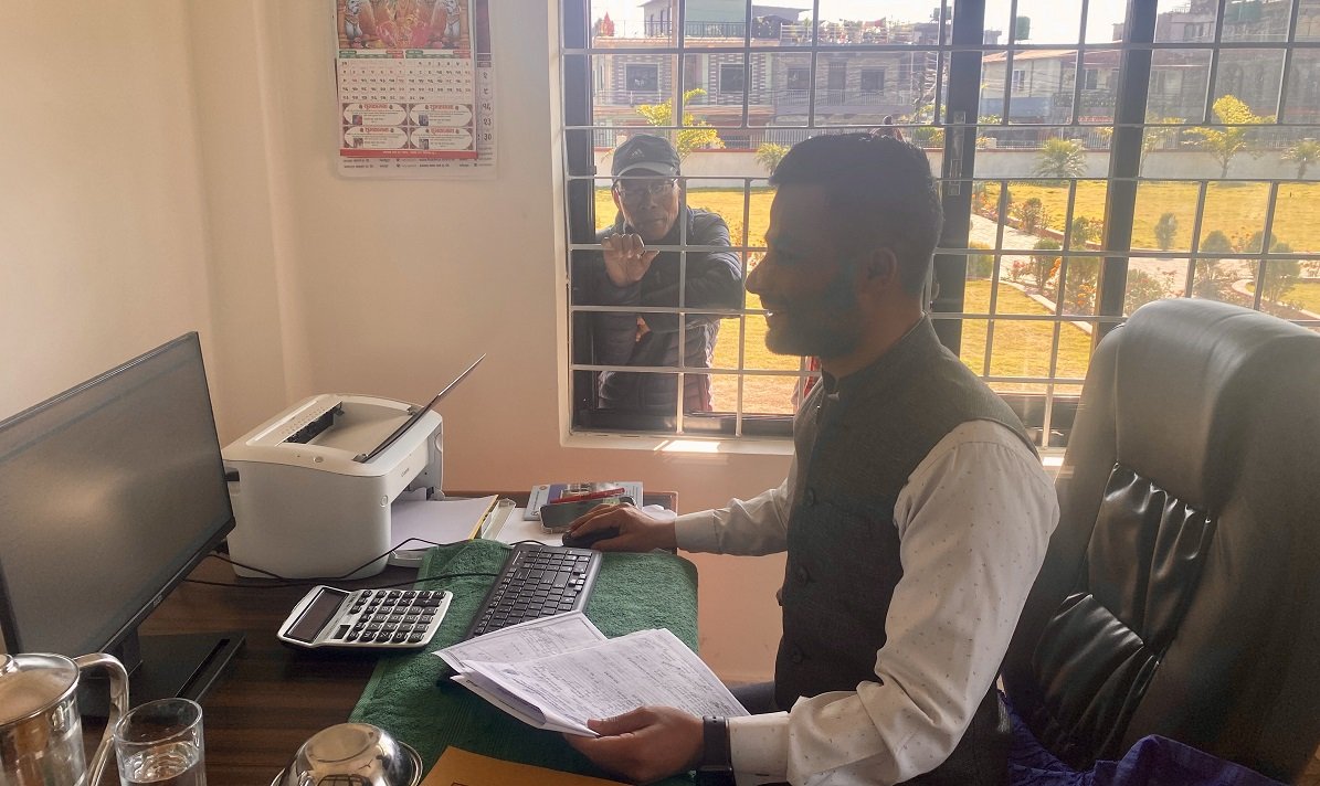   कर्मचारी नहुँदा वडा अध्यक्षले नै एक महिनादेखि राजस्व उठाउँदै
