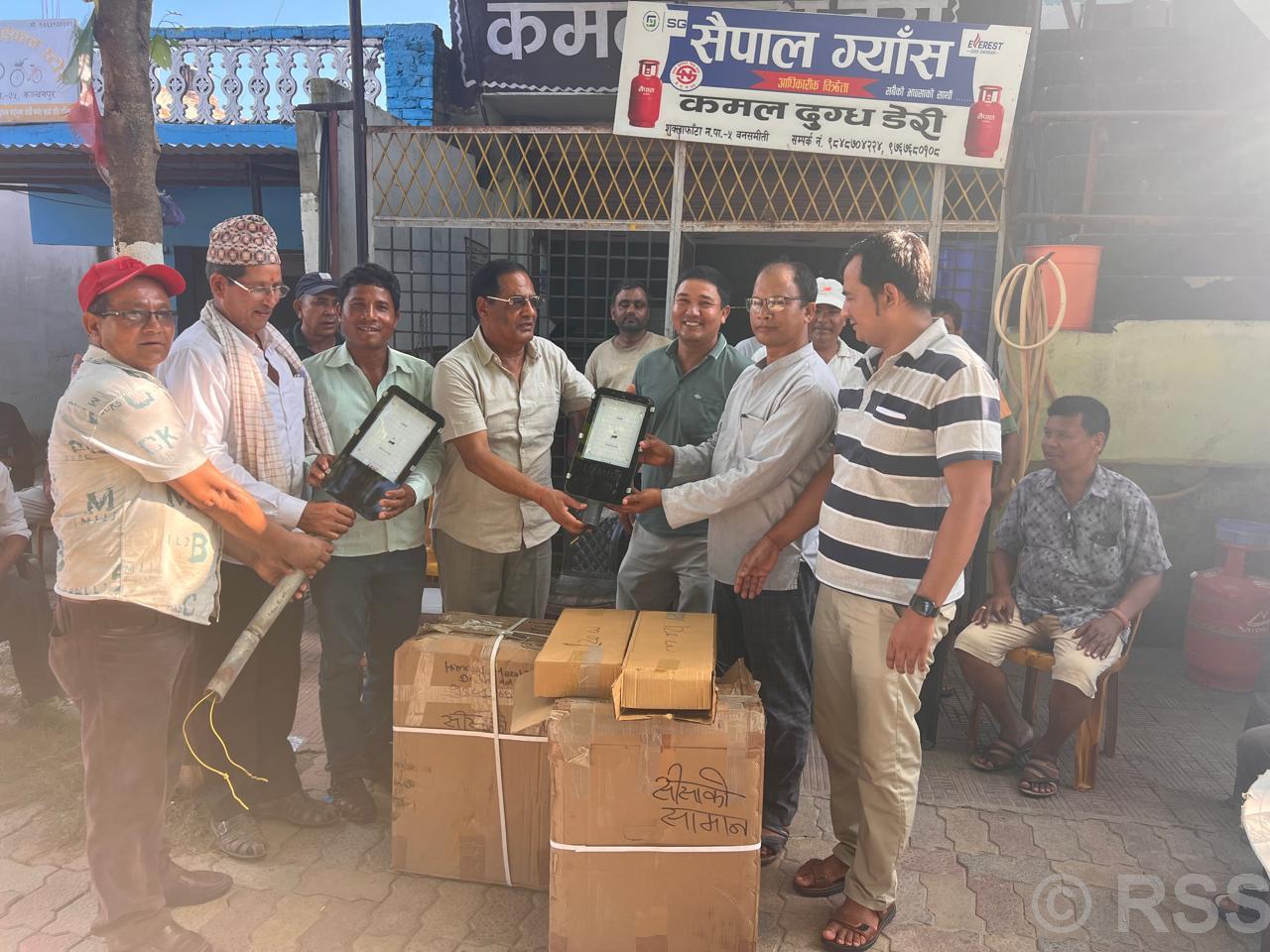 शुक्लाफाँटा आसपासका हात्ती प्रभावित बस्तीमा स्वचालित बत्ती जडान