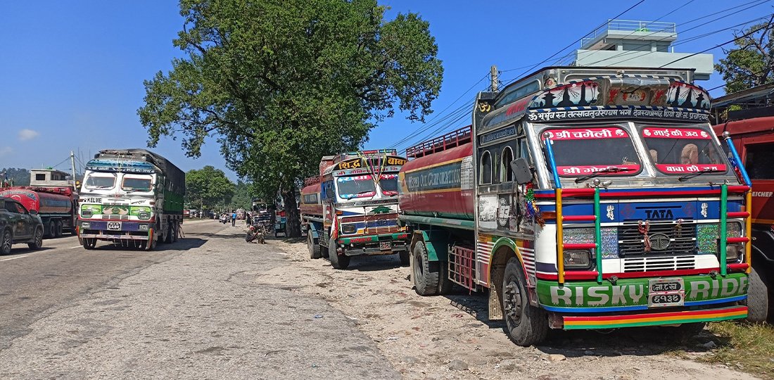   आयल निगमका टंयाकरहरू राजमार्गमै, बस्ती र सडक जोखिममा