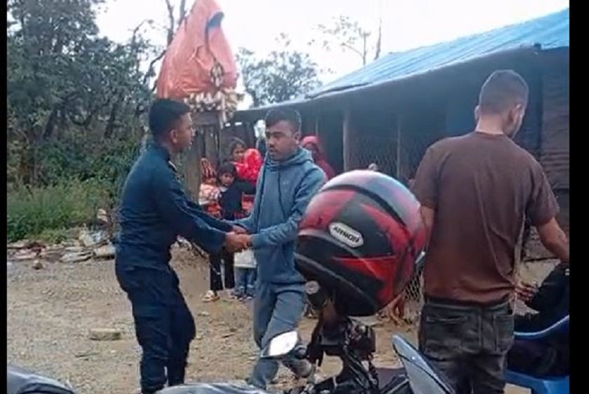   ड्युटीमा खटिएका प्रहरीलाई ‘जेनजी हुँ' भन्दै धम्क्याउने युवा प्रहरी हिरासतमा