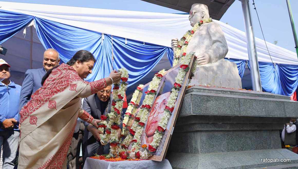 मदन–आश्रितको सालिकमा माल्यार्पण गर्न बल्खु पुगिन् पूर्व राष्ट्रपति भण्डारी (तस्बिरहरू)