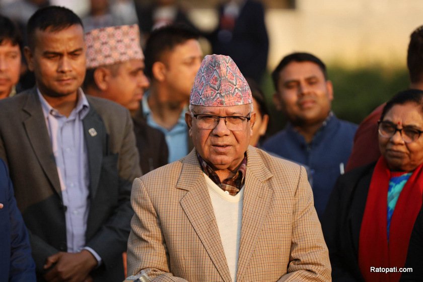 राष्ट्रपतिले देशको शिर निहुरिने कुनै काम गर्नु हुँदैन : माधव नेपाल