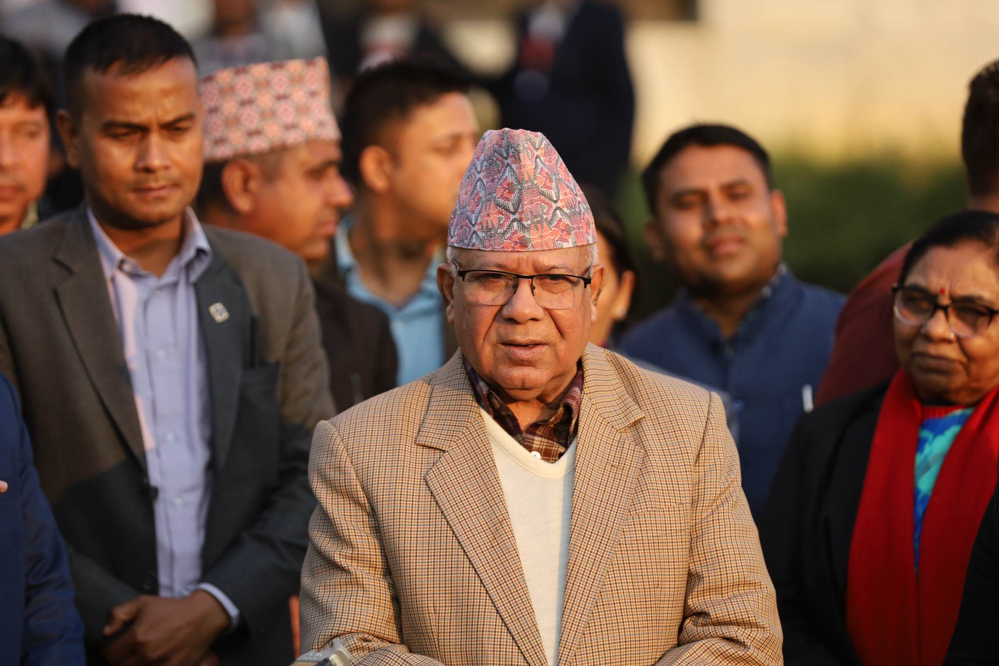 जम्बो टोली लिएर माधव नेपाल चीन जाँदै