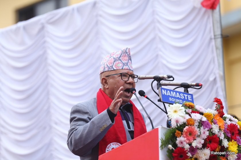   अरू पार्टीको आलोचना गर्ने होइन, कमजोरी सच्याएर अघि बढ्ने हो : माधव नेपाल