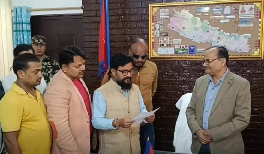   राष्ट्रपति शासन लागू गर्न माग गर्दै मधेसका युवाहरूले बुझाए ज्ञापनपत्र