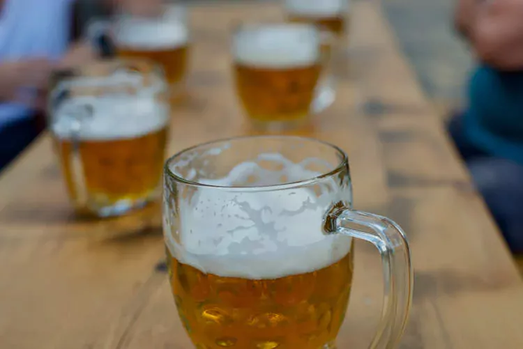 साढे २ घण्टामा १ हजार २५४ बियर खाएपछि बन्यो विश्व रेकर्ड