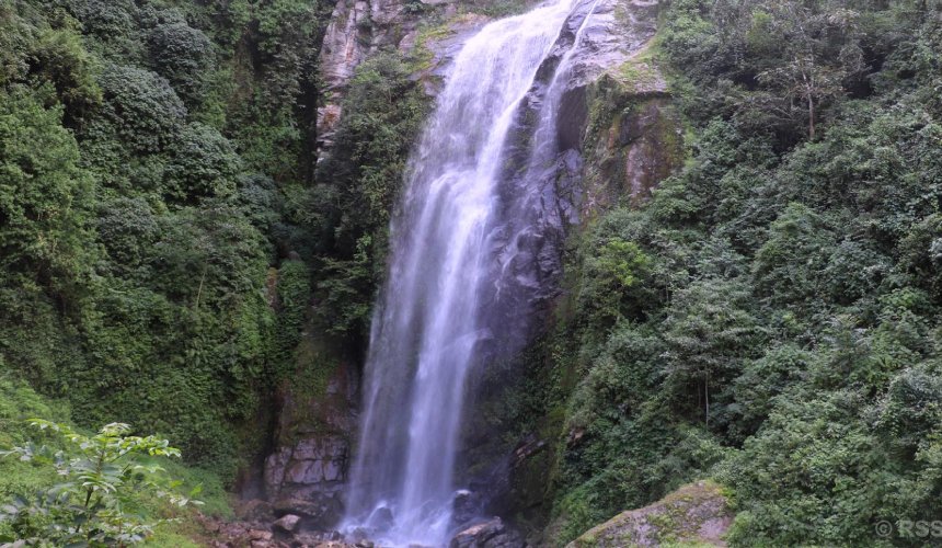 महभिर झरनाः पर्यटकको मन रमाउने जलधारा
