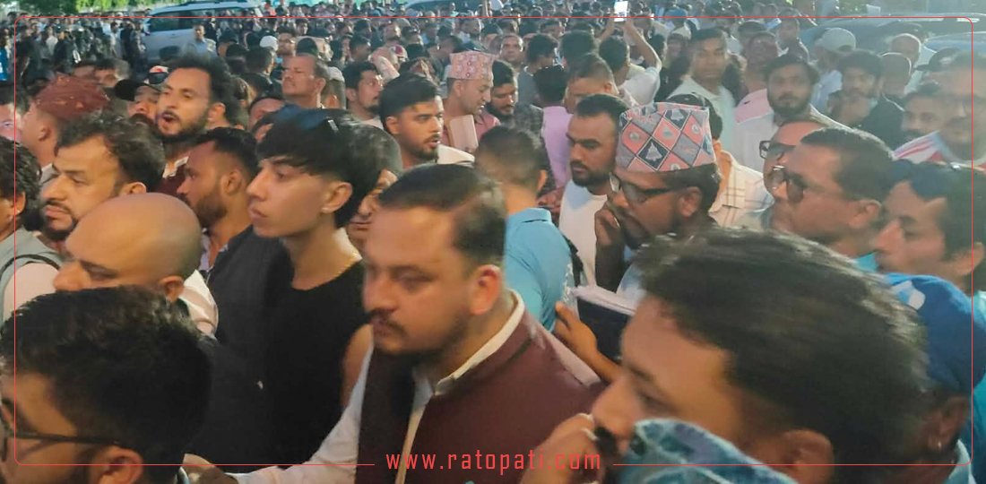 लामो समय लाइन बस्दा पनि उम्मेदवारी फारम नपाएपछि प्रतिनिधिहरू आक्रोशित