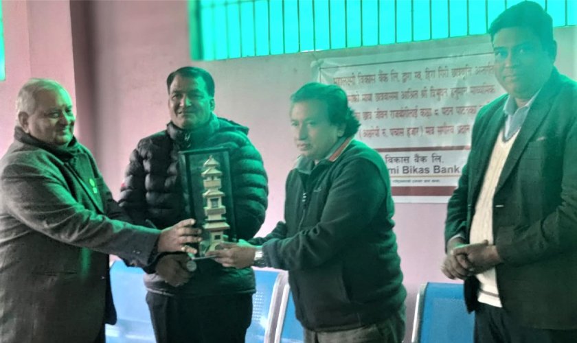 महालक्ष्मी विकास बैंकद्वारा हिरा गिरी जेहेन्दार छात्रवृत्ति वितरण