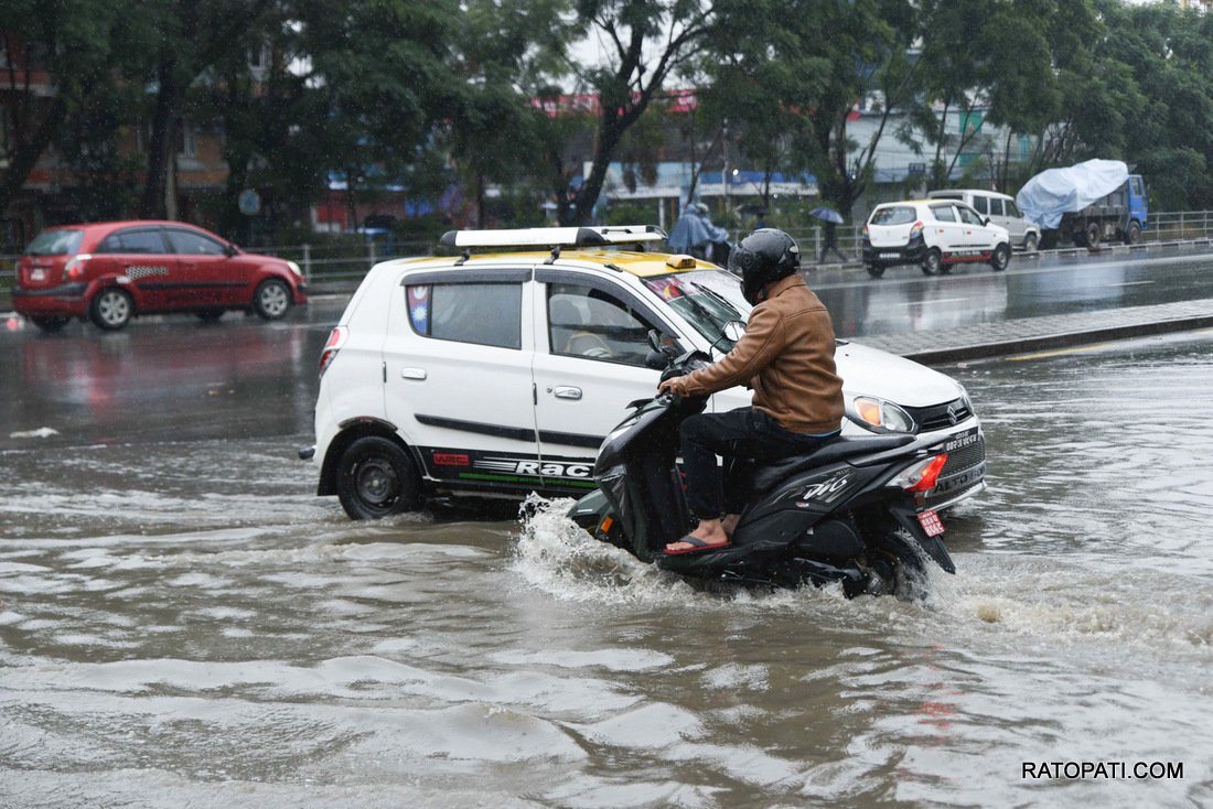   ललितपुरको महालक्ष्मीस्थानस्थित रिङरोड क्षेत्रको सडक जलमग्न, तस्बिरहरू