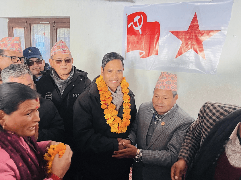   पूर्वमुख्यमन्त्री महेन्द्रबहादुर शाहीले दर्ता गराए उम्मेदवारी