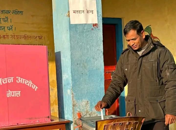   कर्णालीका पूर्वमुख्यमन्त्री महेन्द्रबहादुर शाहीले गरे मतदान