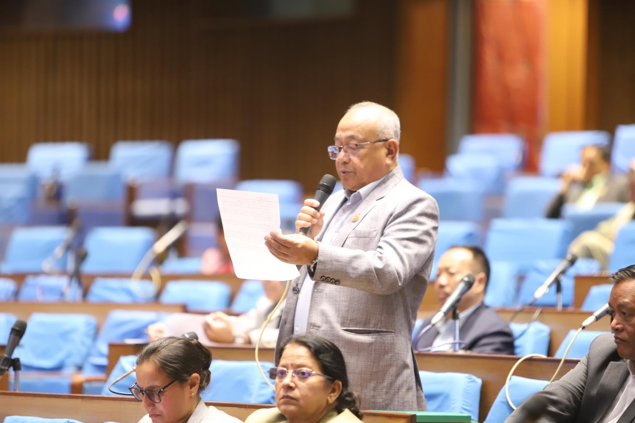   आन्तरिक उडान गर्ने हवाई  जहाजले यात्रुलाई भेडा बाख्राजस्तो व्यवहार गरे :  महेश बस्नेत