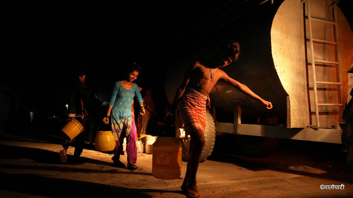   ट्याङ्करबाट वितरण गरिएको पानीको भरमा मधेसका नागरिक (तस्बिरहरू)