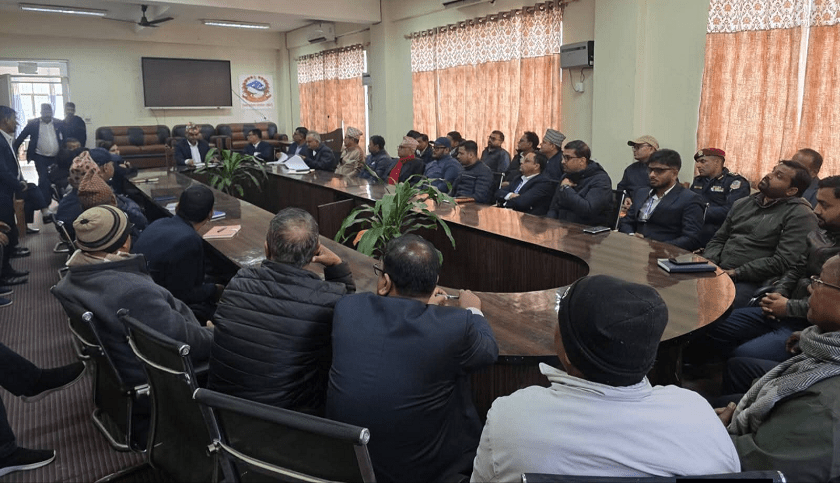   महोत्तरीमा निर्वाचन तयारीः अनुमतिबिना जिल्ला नछोड्न कार्यालय प्रमुखहरूलाई निर्देशन