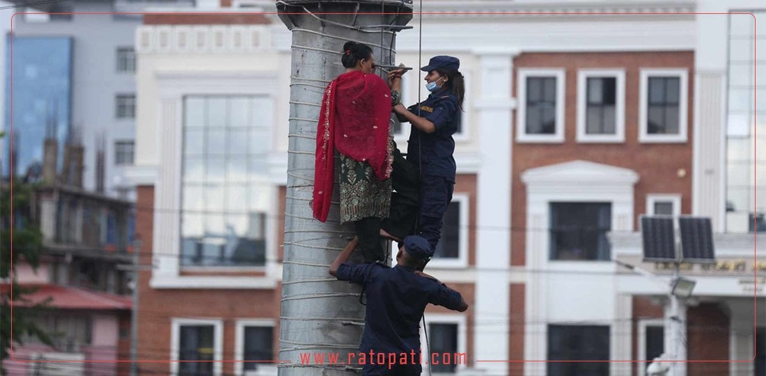 फेरि माइतीघरको पोलमा चढिन् महिला, प्रहरीद्वारा उद्धार