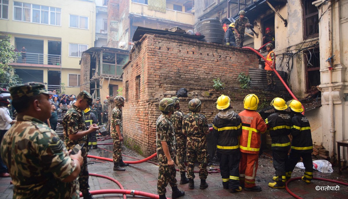 नियन्त्रणमा आयो मखन टोलको आगलागी, एक जनाकाे मृत्यु (तस्बिरहरू)