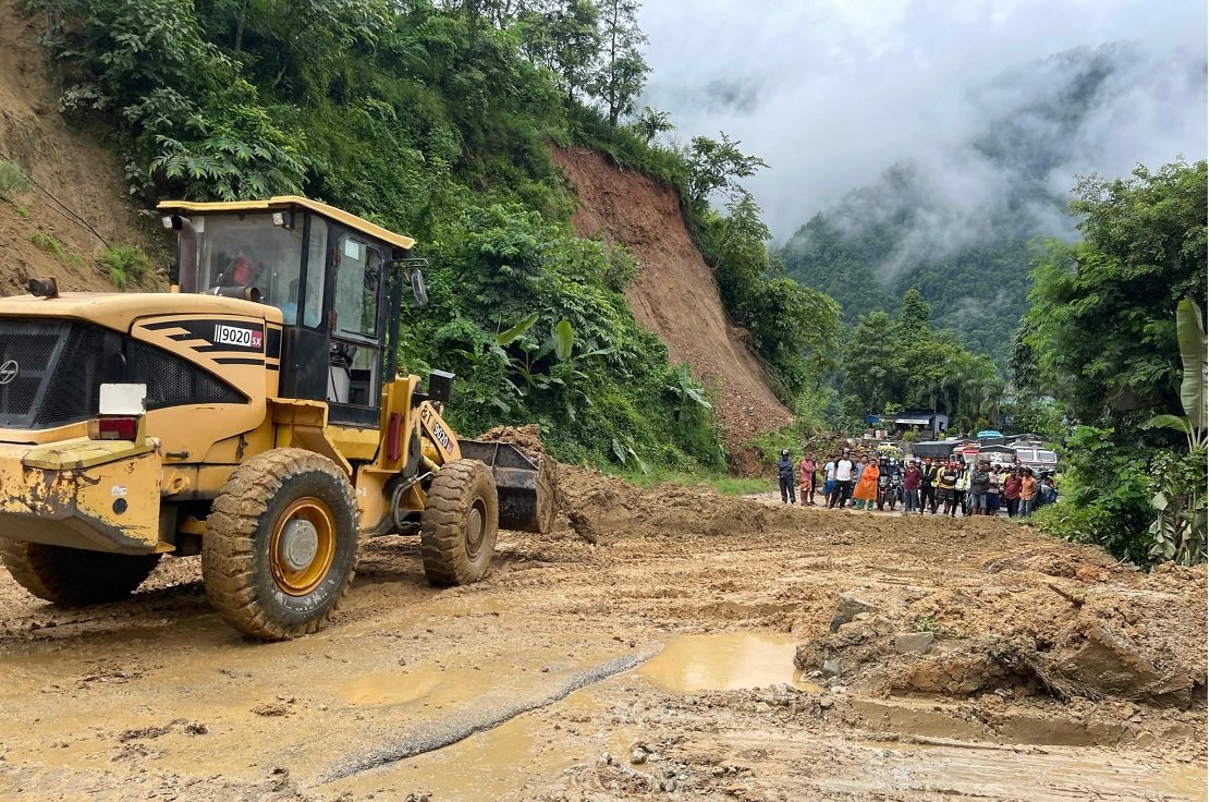 मलेखुमा पहिरो, पृथ्वी राजमार्ग दुईतर्फी अवरुद्ध