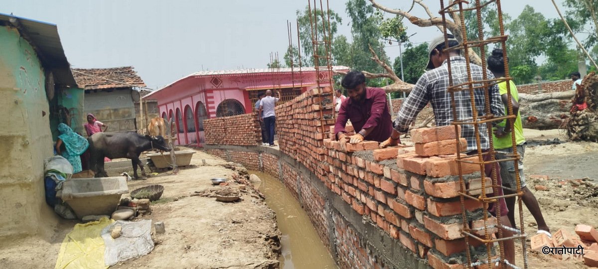 ६ घर दलित परिवारको बाटो बन्द हुने गरी मन्दिरमा पर्खाल