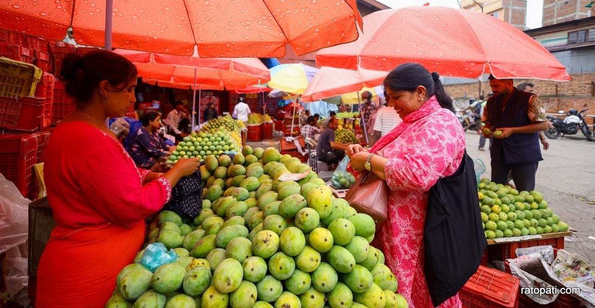 काठमाडौँका चोक चोकमा थरीथरीका आँप (तस्बिरहरू)