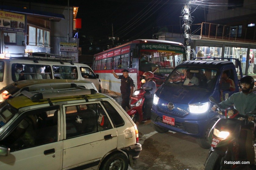 तस्बिरमा हेर्नुहोस् मनमैजुको सवारी जाम