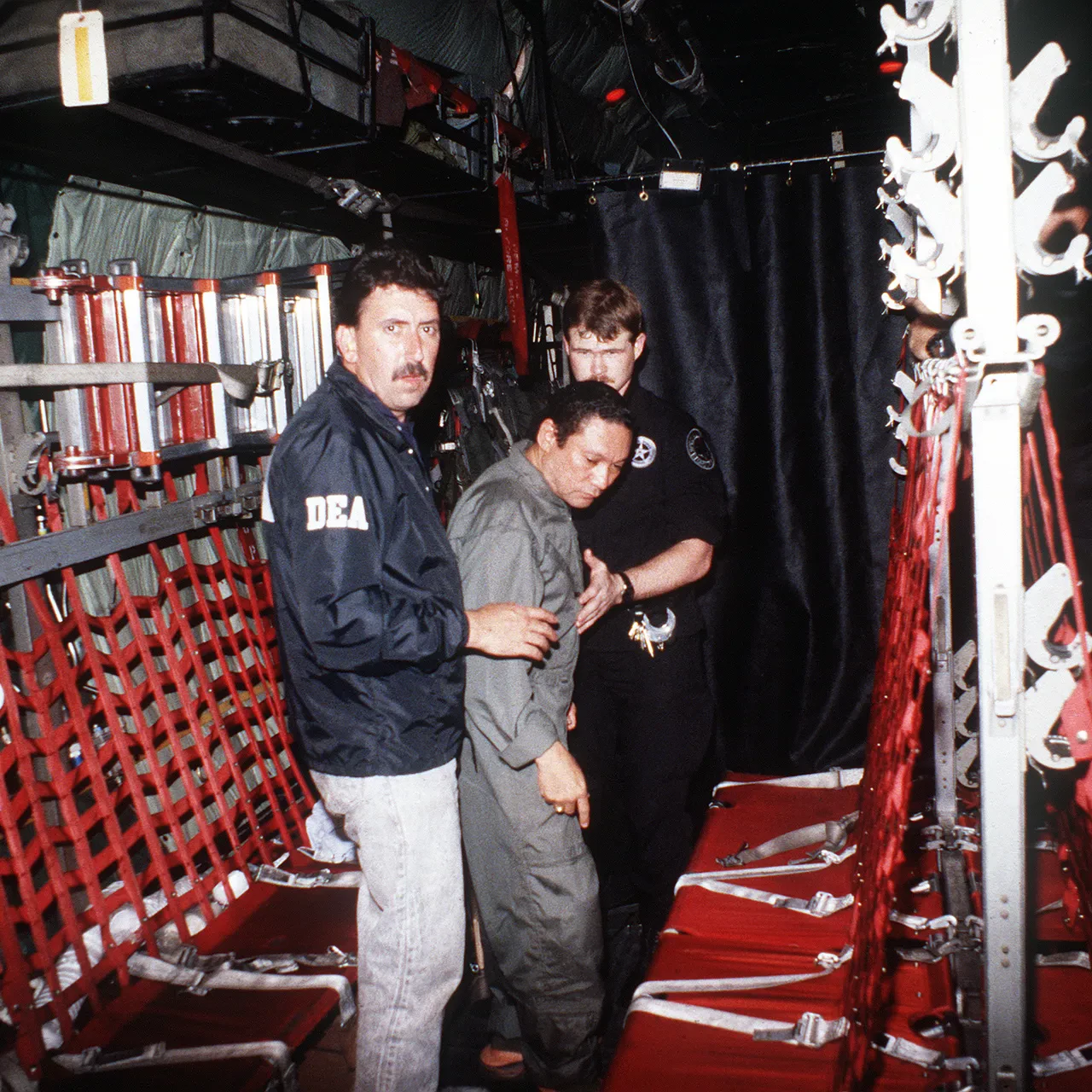 manuel_noriega_with_agents_from_the_us_dea