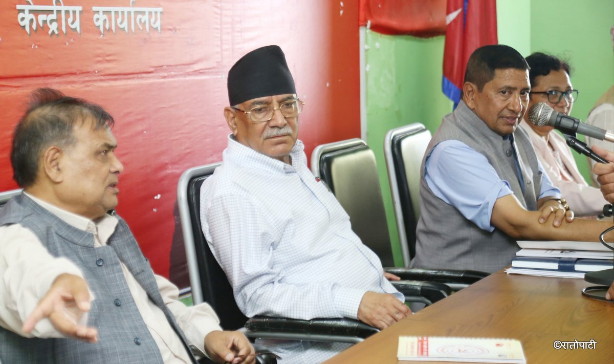   प्रचण्डको जवाफपछि माओवादी बैठक सकिने