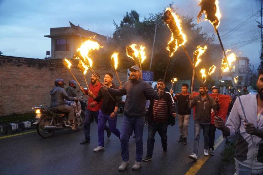   इन्जिनियरिङको शुल्क वृद्धि फिर्ताको माग गर्दै नेविसंघको मसाल जुलुस