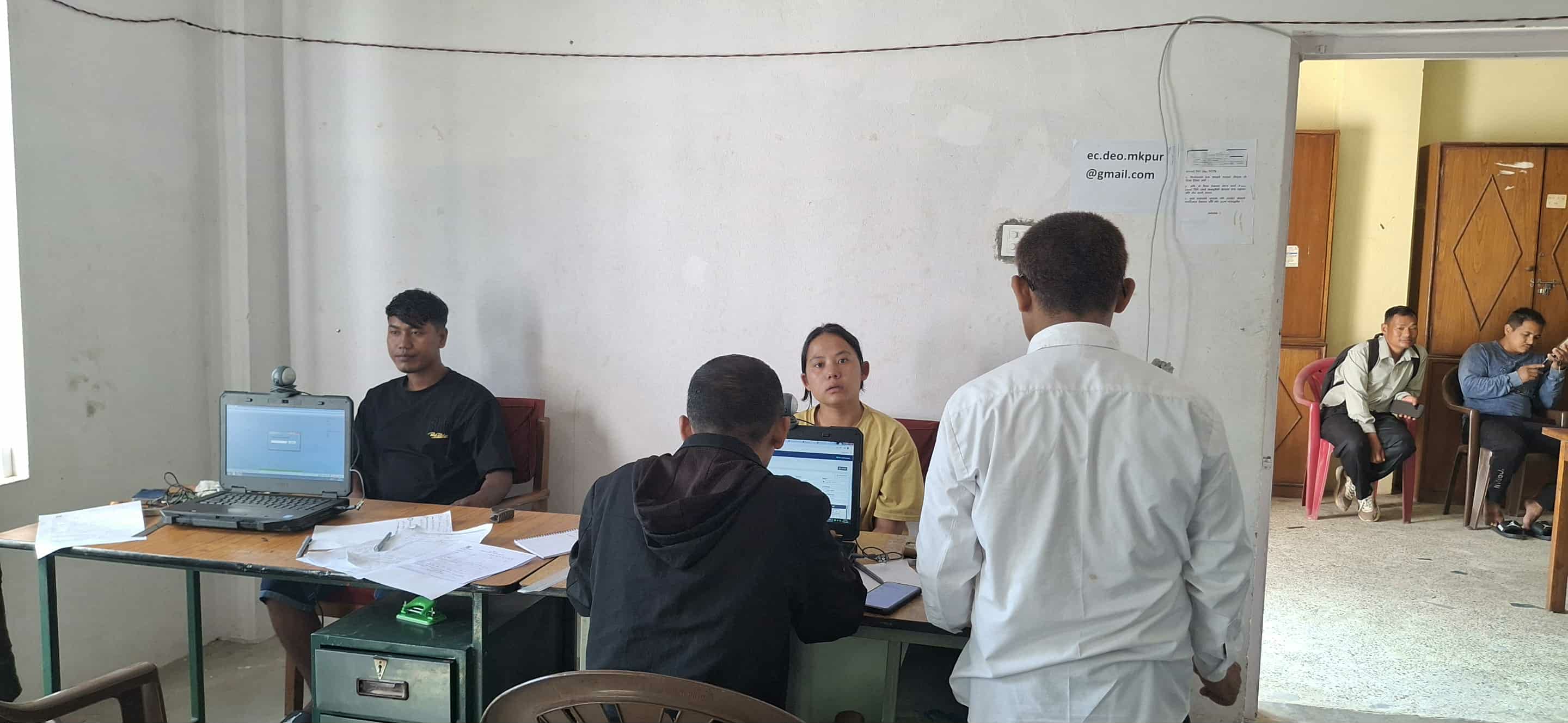 मकवानपुरमा मतदाता नामावली दर्तामा युवाको उत्साह