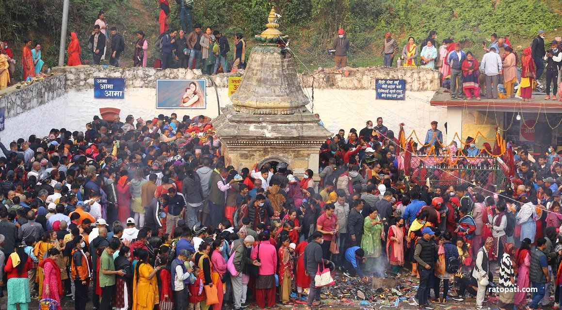 मातातीर्थ कुण्डमा भक्तजनको घुइँचो (फोटोफिचर)