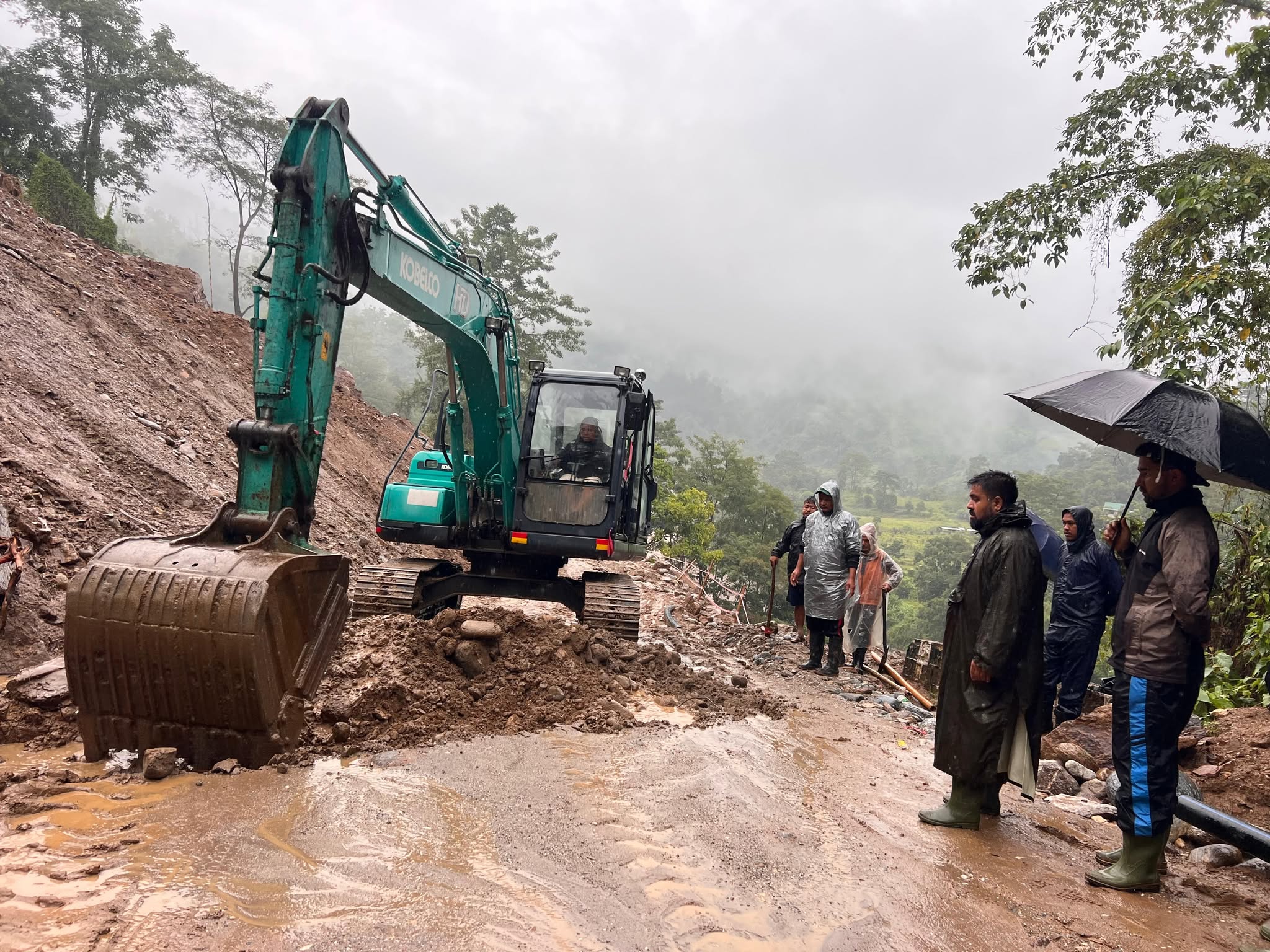 लगातार वर्षासँगै मेची राजमार्गमा पहिरो, इलाम सदरमुकाम जाने सडक जोखिमयुक्त