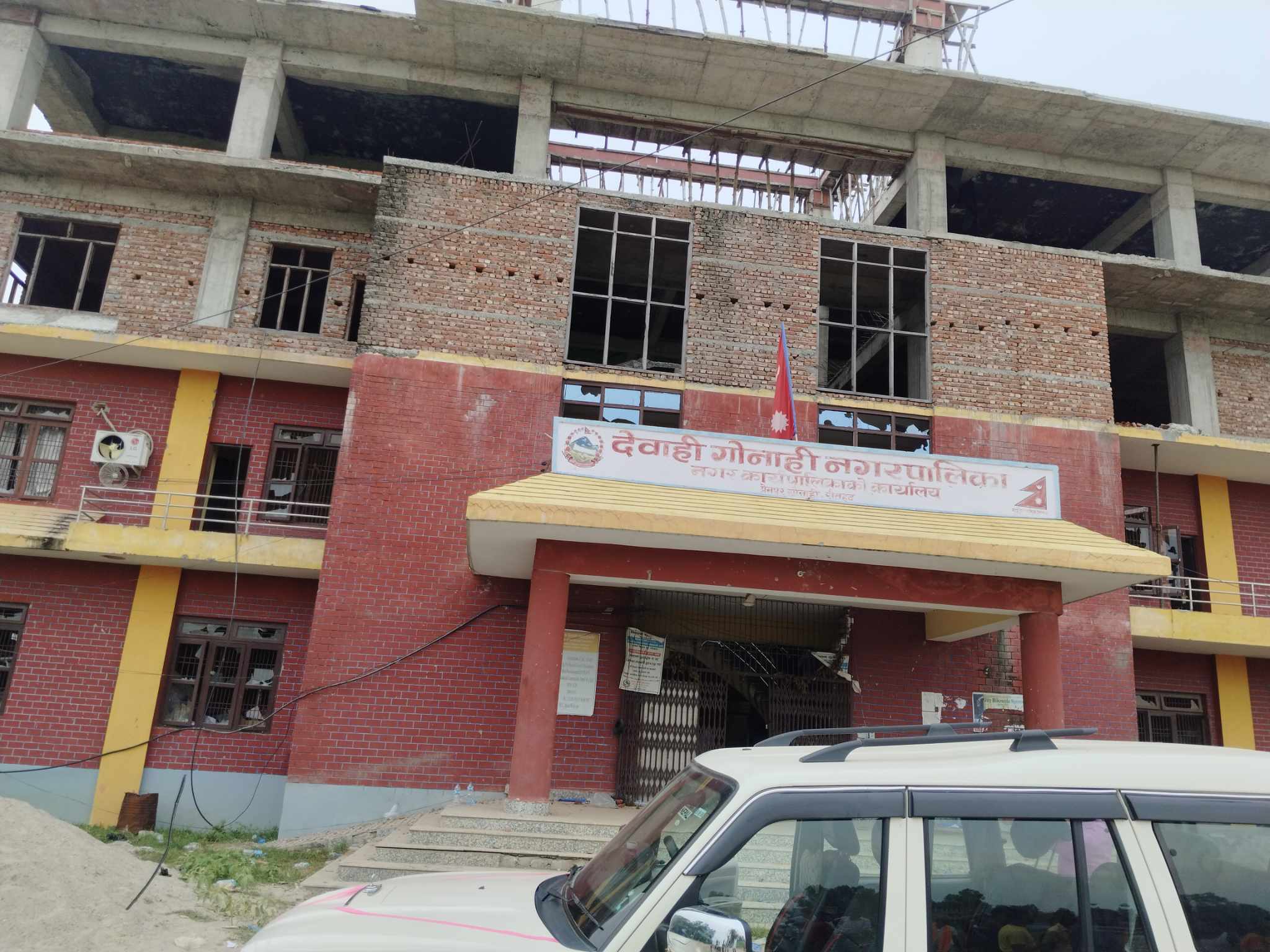 प्रधानाध्यापकको सरुवा सम्बन्धी विवादमा नगरपालिका र मेयरको घरमा तोडफोड