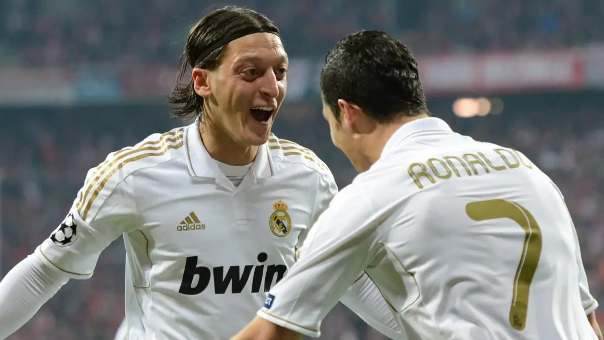 Mesut_Ozil_Cristiano_Ronaldo_Real_Madrid.jpg