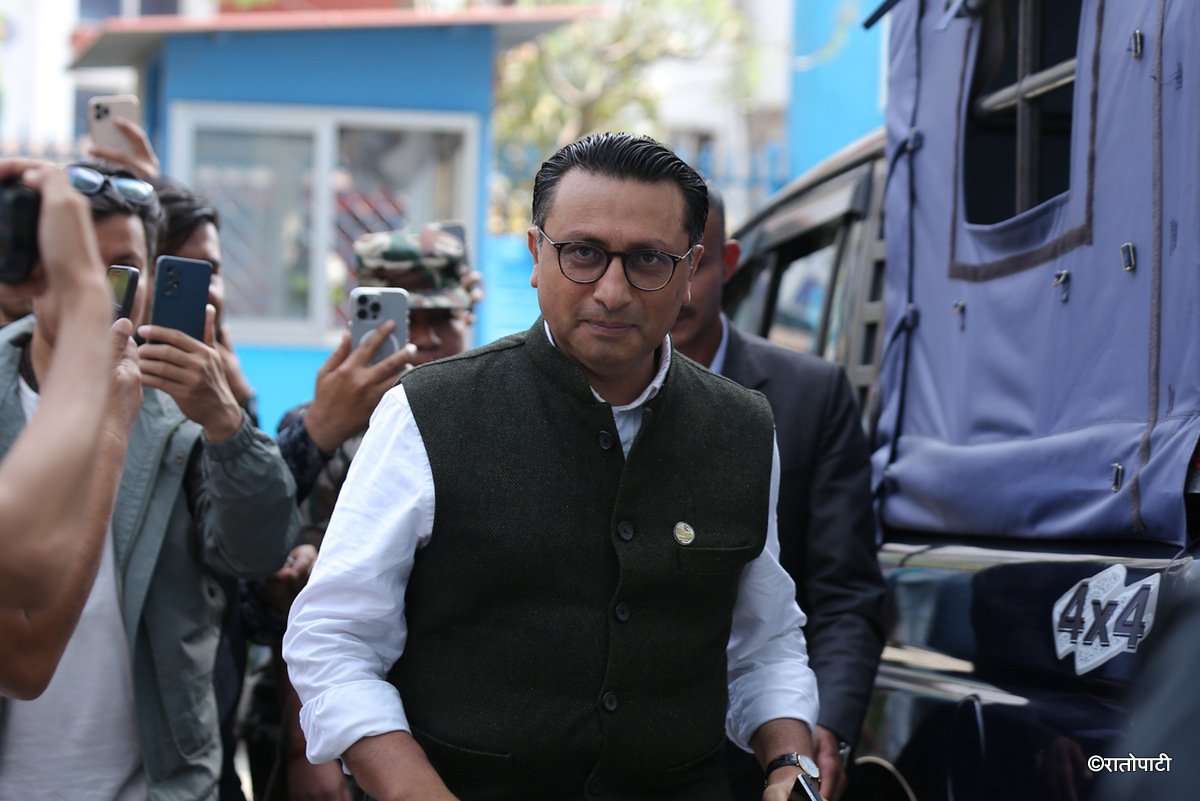 सचिवालय बैठकमा सहभागी हुन रास्वपाका नेताहरु पुगे घण्टीघर, तस्बिरहरू